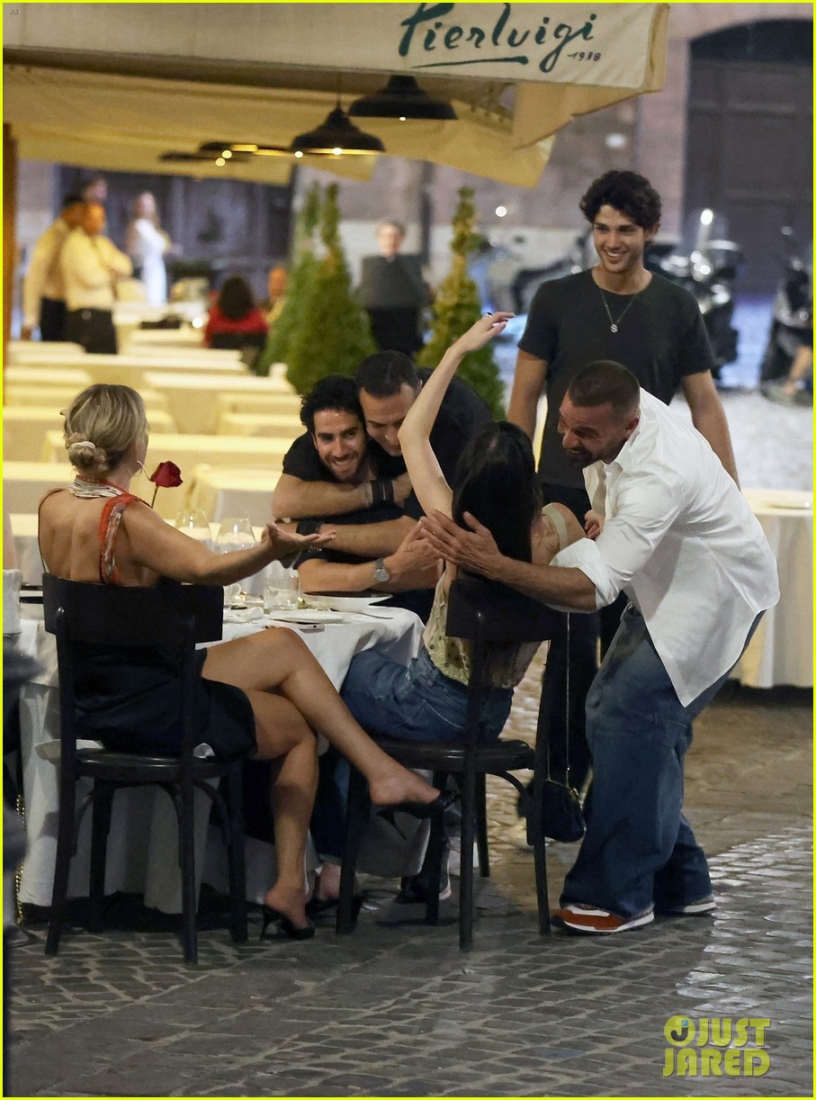 Dakota Johnson & Kate Hudson Run Into Ricky Martin While Having Dinner ...