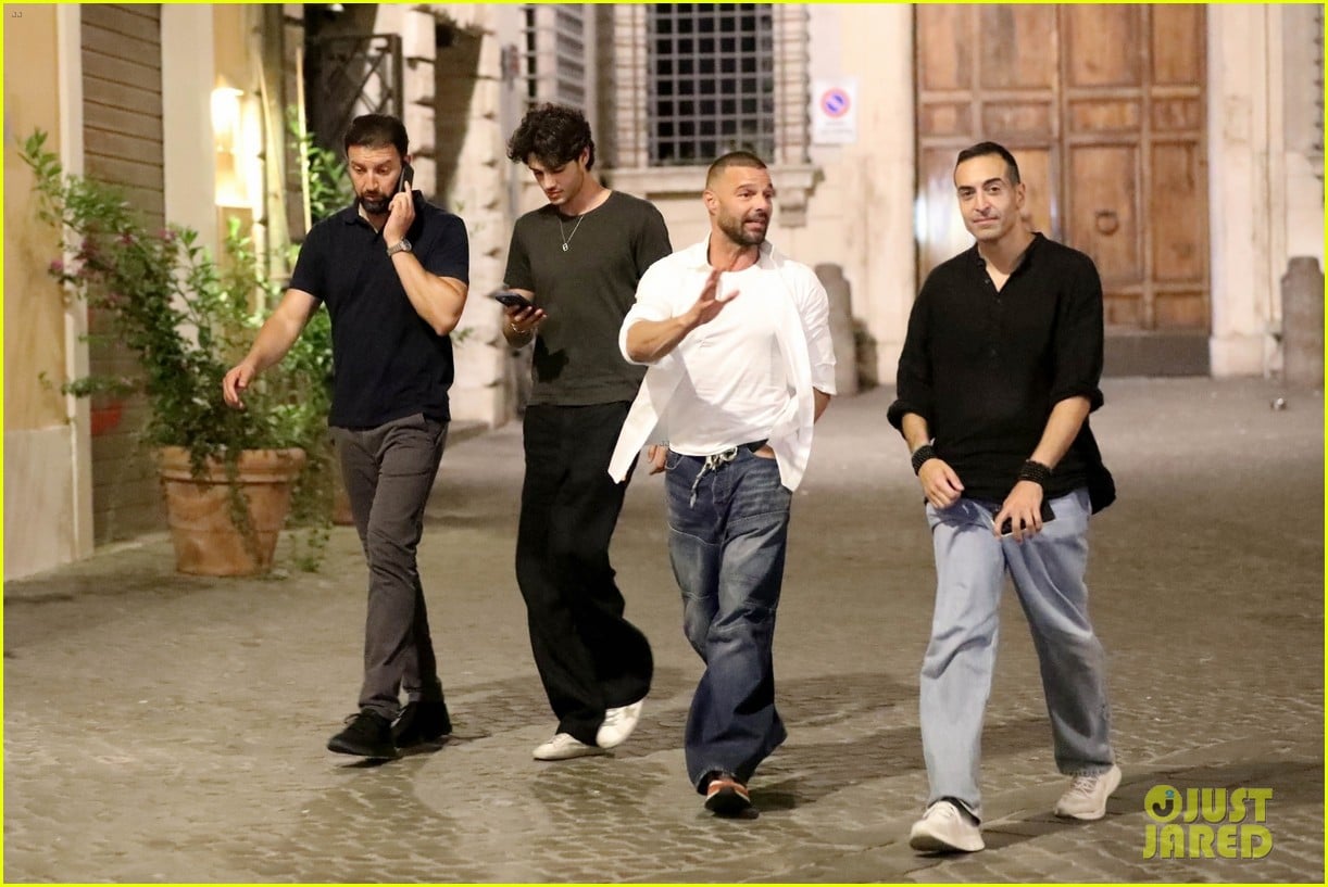 Dakota Johnson & Kate Hudson Run Into Ricky Martin While Having Dinner ...