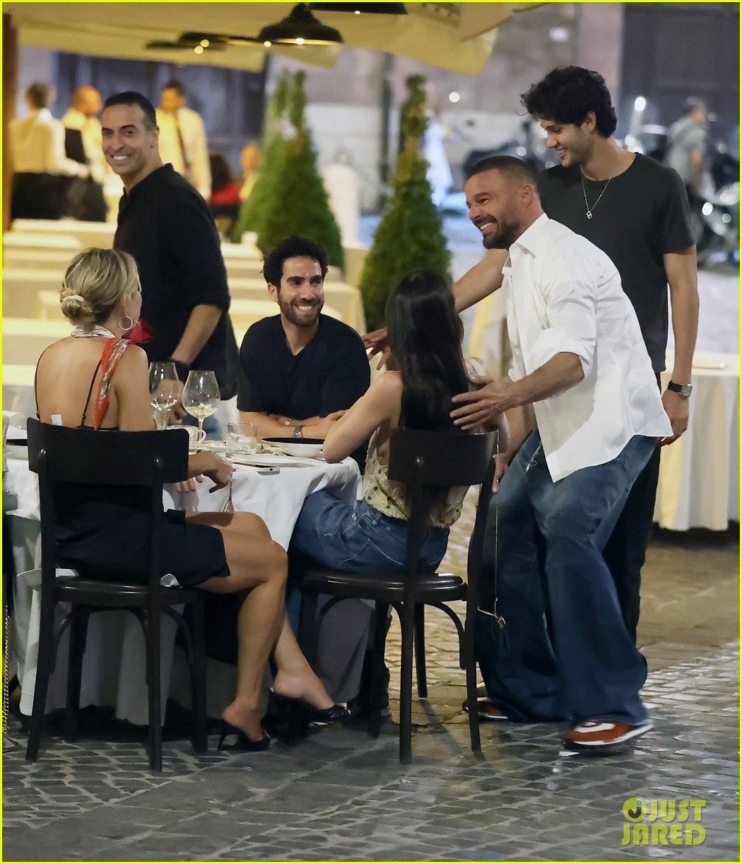 Dakota Johnson & Kate Hudson Run Into Ricky Martin While Having Dinner ...
