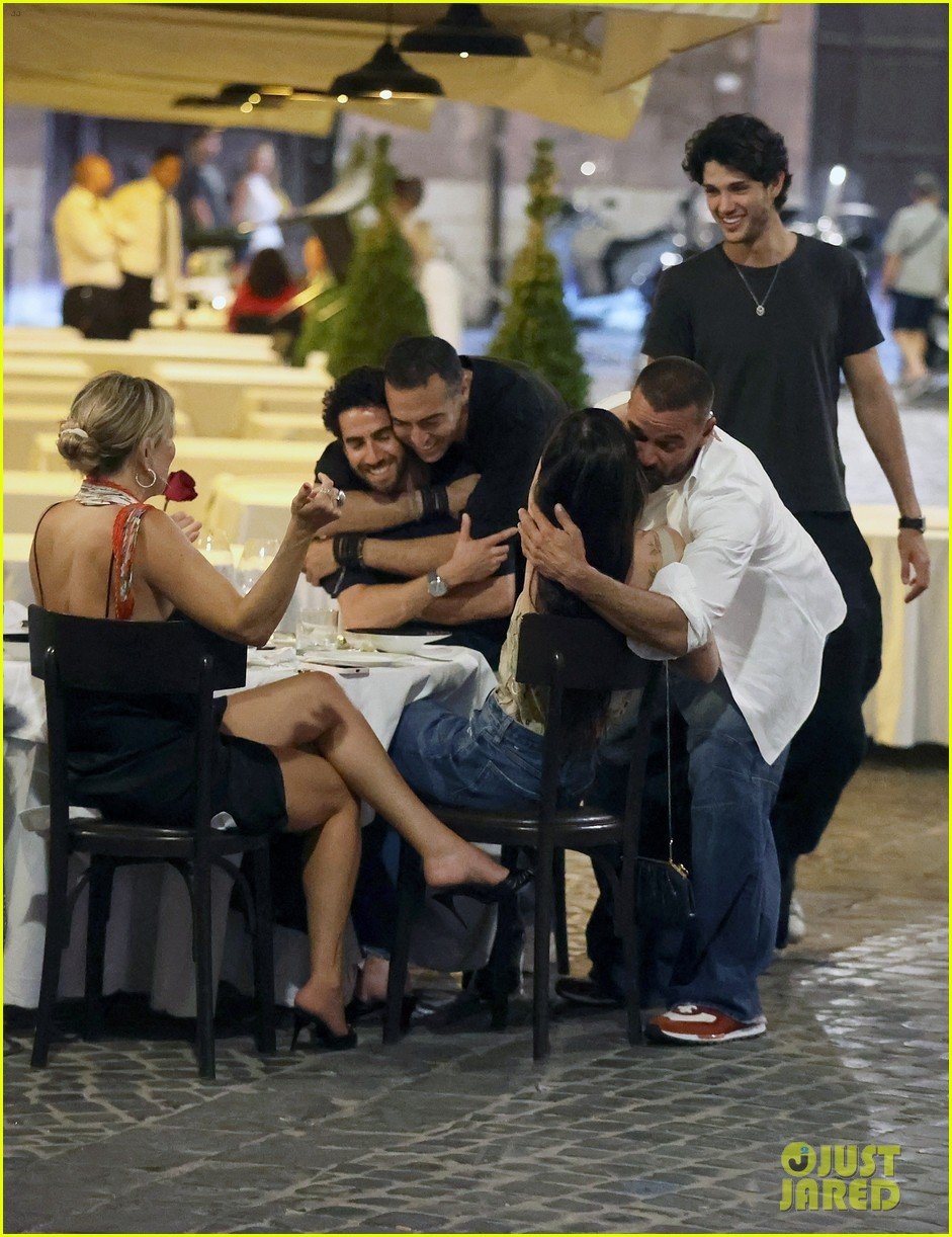 Dakota Johnson & Kate Hudson Run Into Ricky Martin While Having Dinner ...