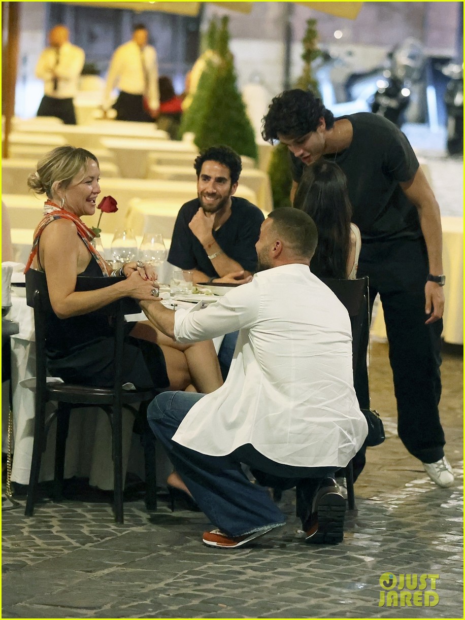 Dakota Johnson & Kate Hudson Run Into Ricky Martin While Having Dinner ...