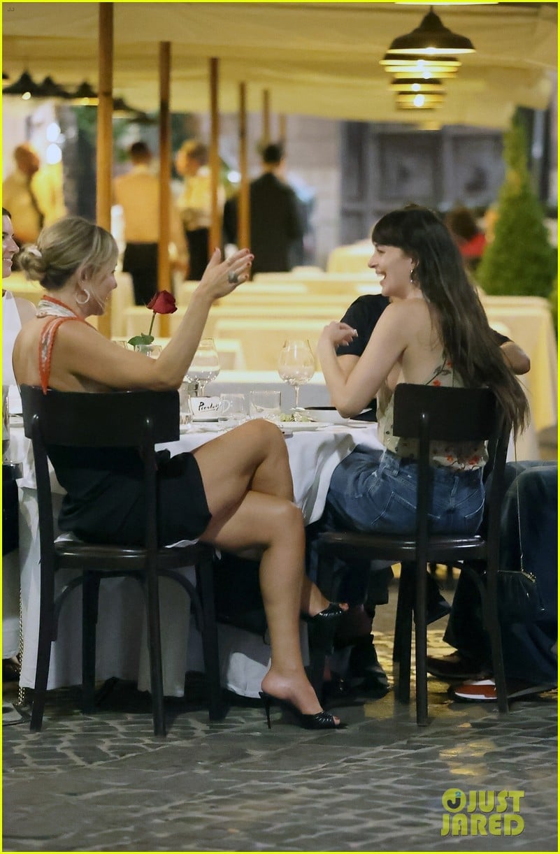 Dakota Johnson & Kate Hudson Run Into Ricky Martin While Having Dinner ...