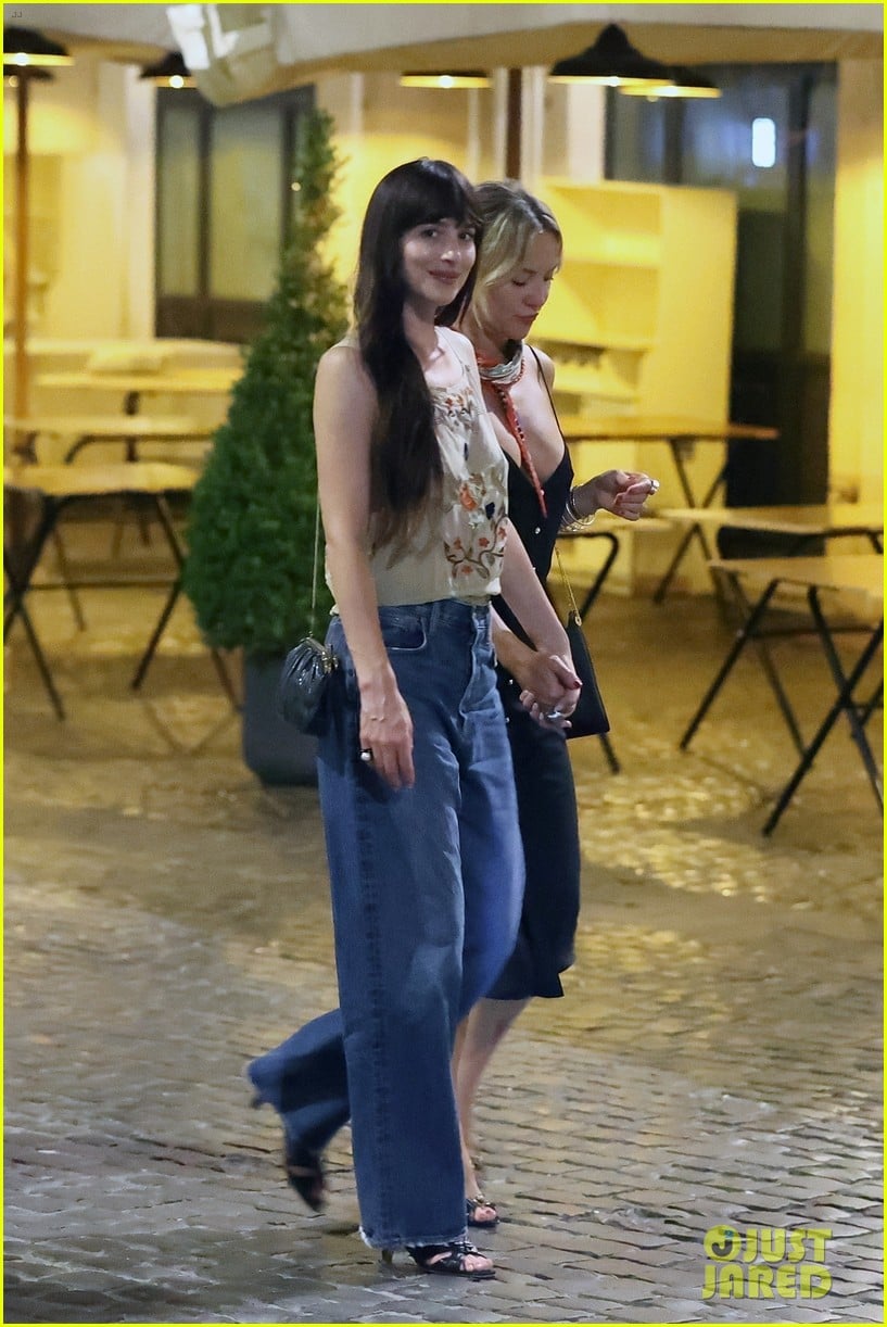 Dakota Johnson & Kate Hudson Run Into Ricky Martin While Having Dinner ...