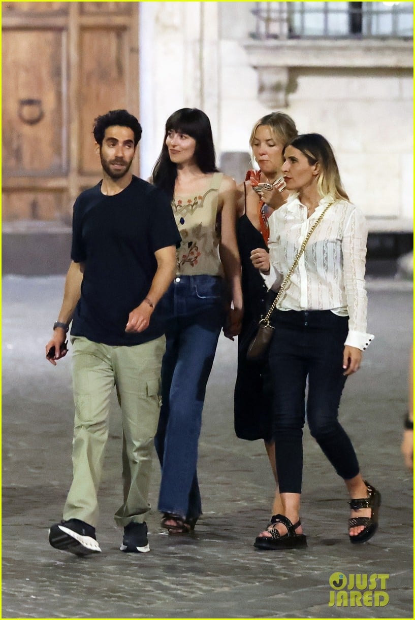 Dakota Johnson & Kate Hudson Run Into Ricky Martin While Having Dinner ...