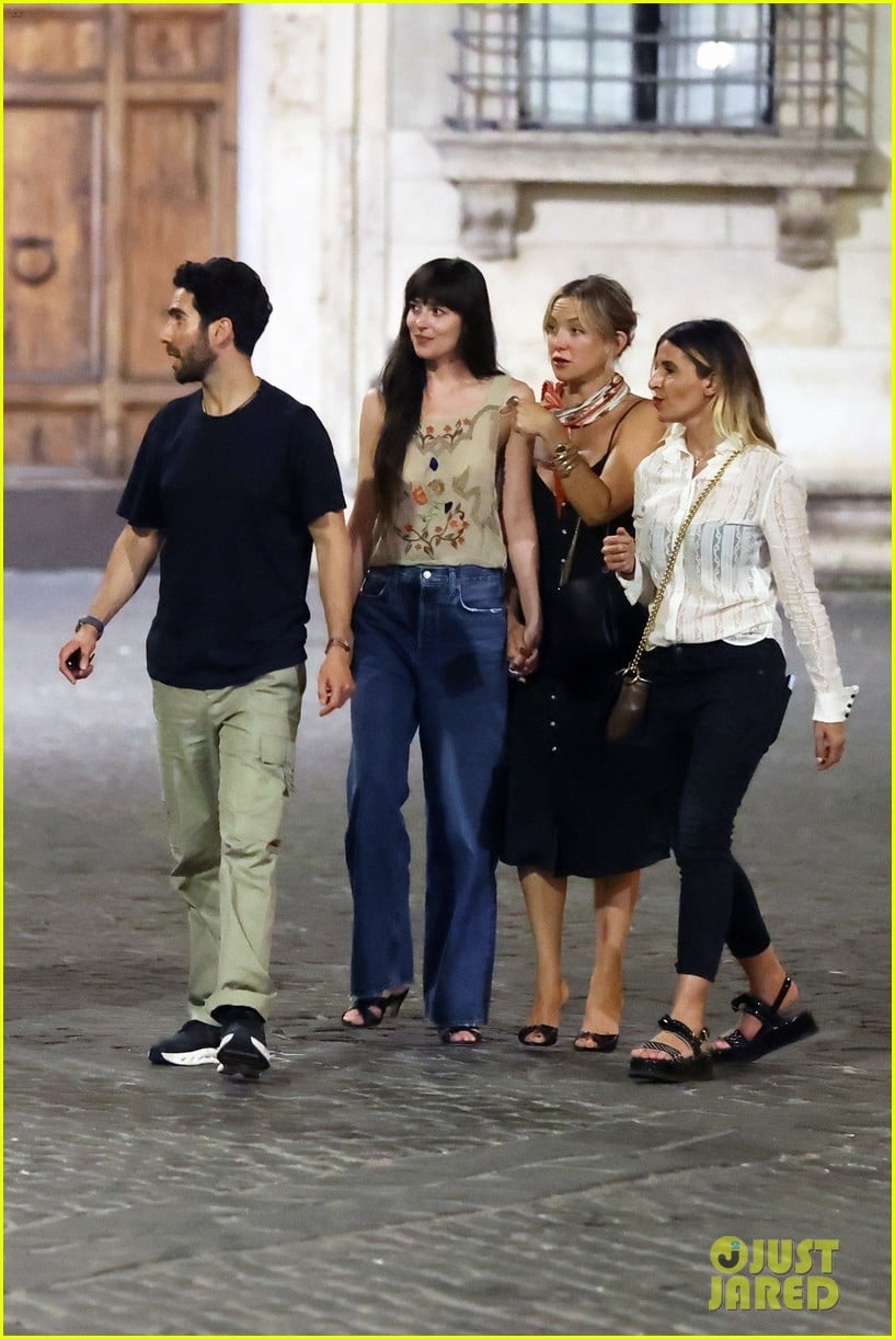 Dakota Johnson & Kate Hudson Run Into Ricky Martin While Having Dinner ...
