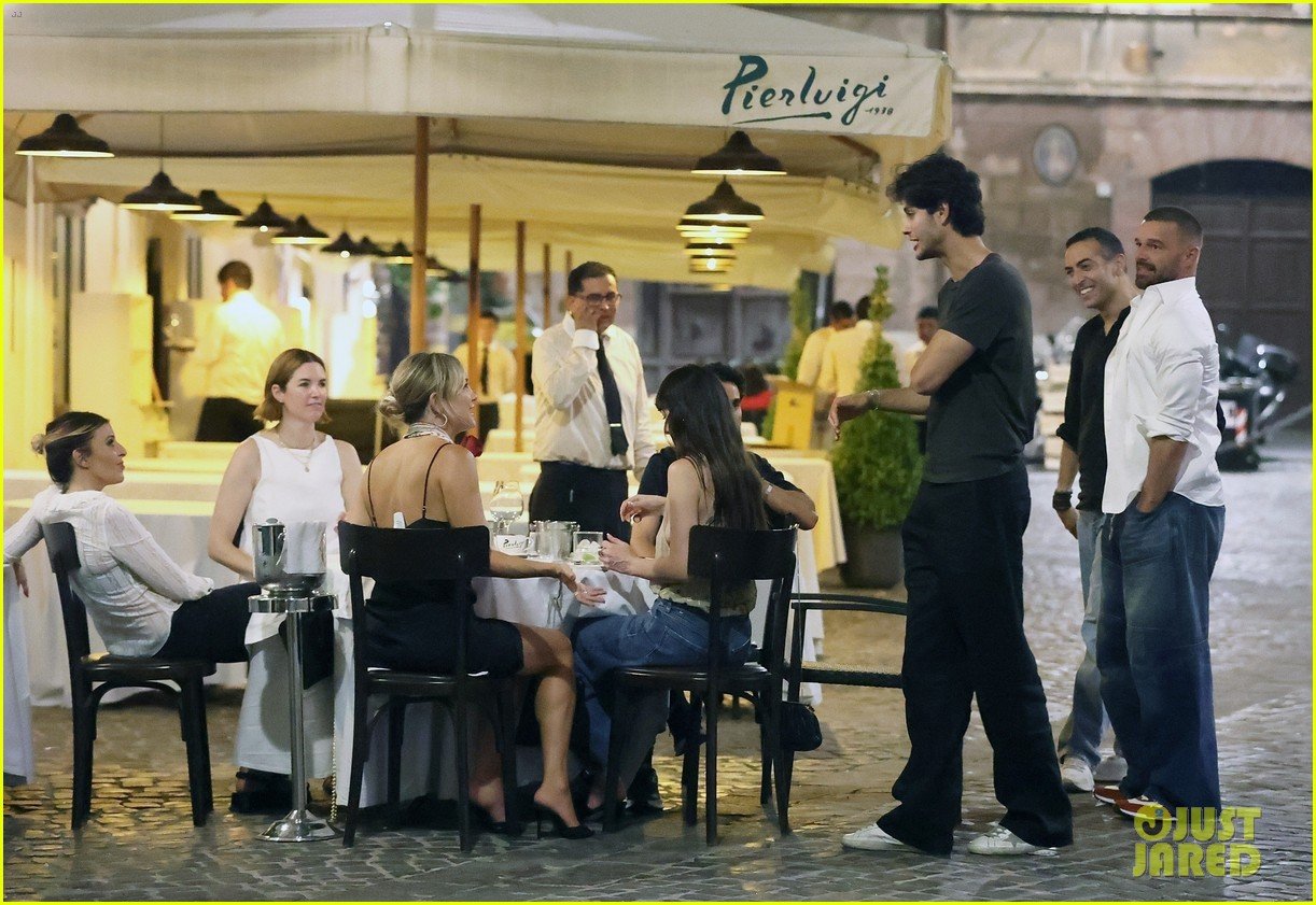 Dakota Johnson & Kate Hudson Run Into Ricky Martin While Having Dinner ...