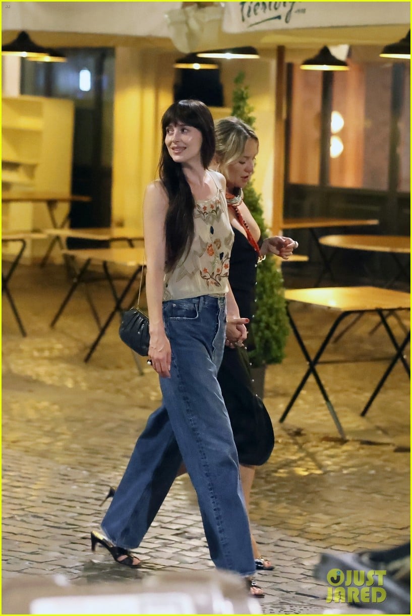 Dakota Johnson & Kate Hudson Run Into Ricky Martin While Having Dinner ...