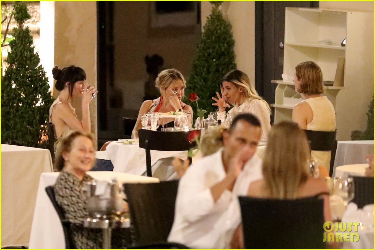Dakota Johnson & Kate Hudson Run Into Ricky Martin While Having Dinner ...