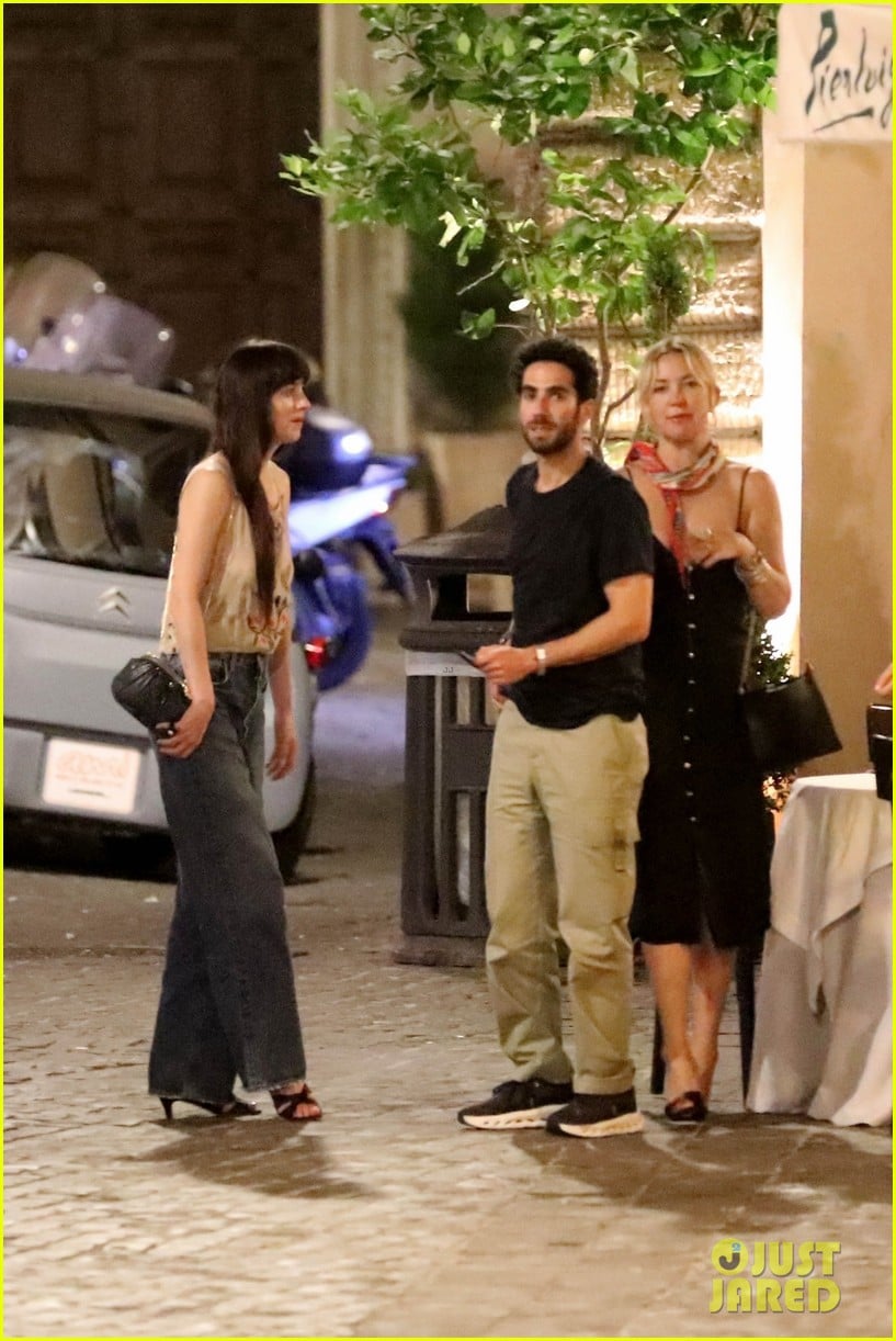 Dakota Johnson & Kate Hudson Run Into Ricky Martin While Having Dinner ...