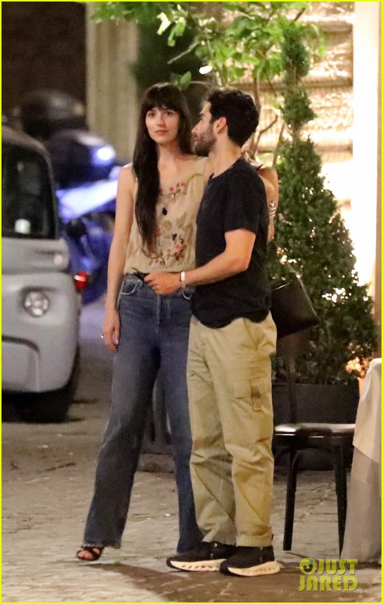 Dakota Johnson & Kate Hudson Run Into Ricky Martin While Having Dinner ...