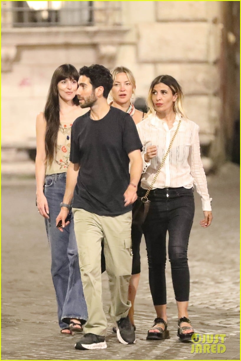 Dakota Johnson & Kate Hudson Run Into Ricky Martin While Having Dinner ...