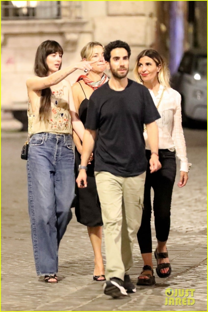 Dakota Johnson & Kate Hudson Run Into Ricky Martin While Having Dinner ...