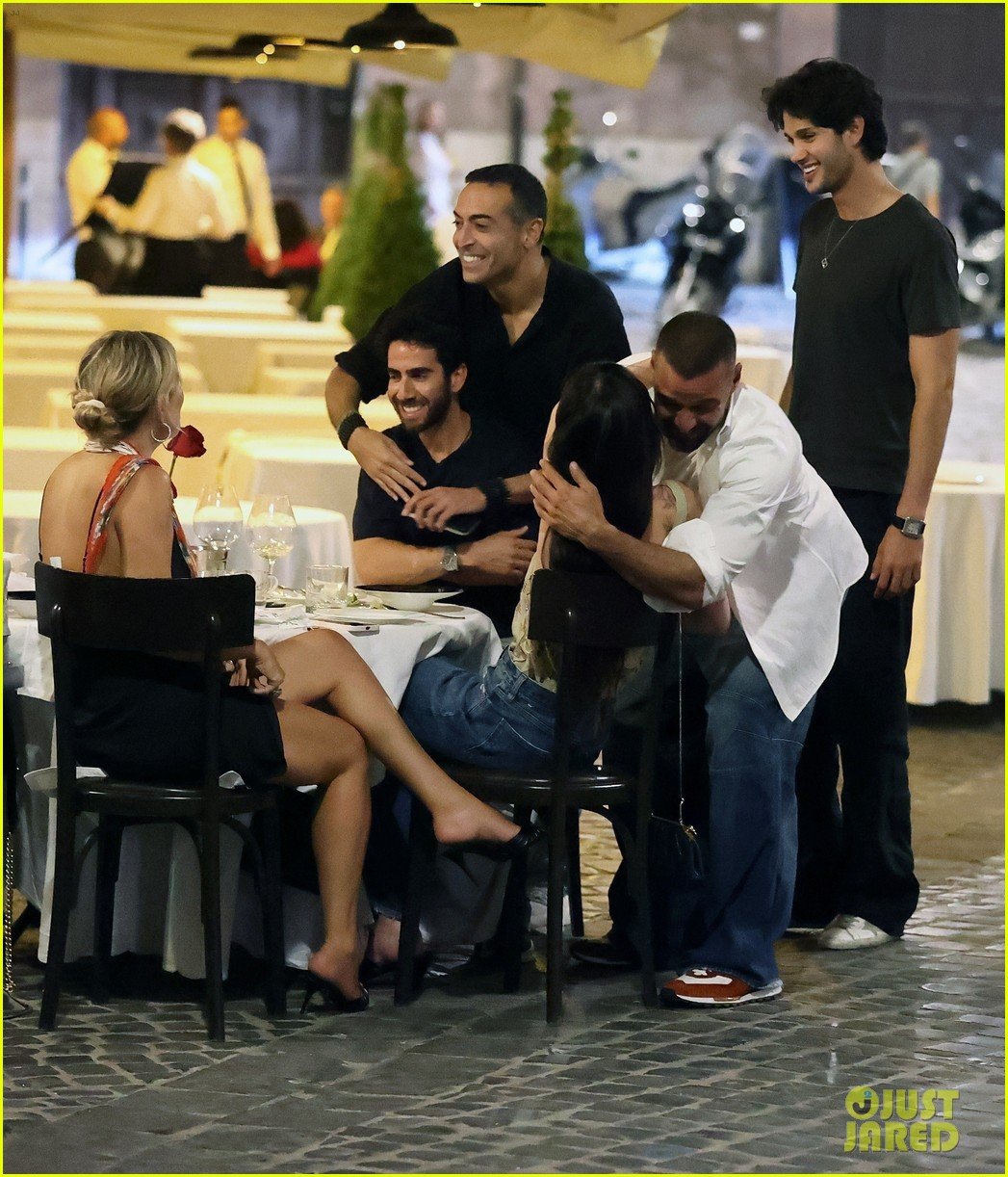 Dakota Johnson & Kate Hudson Run Into Ricky Martin While Having Dinner ...