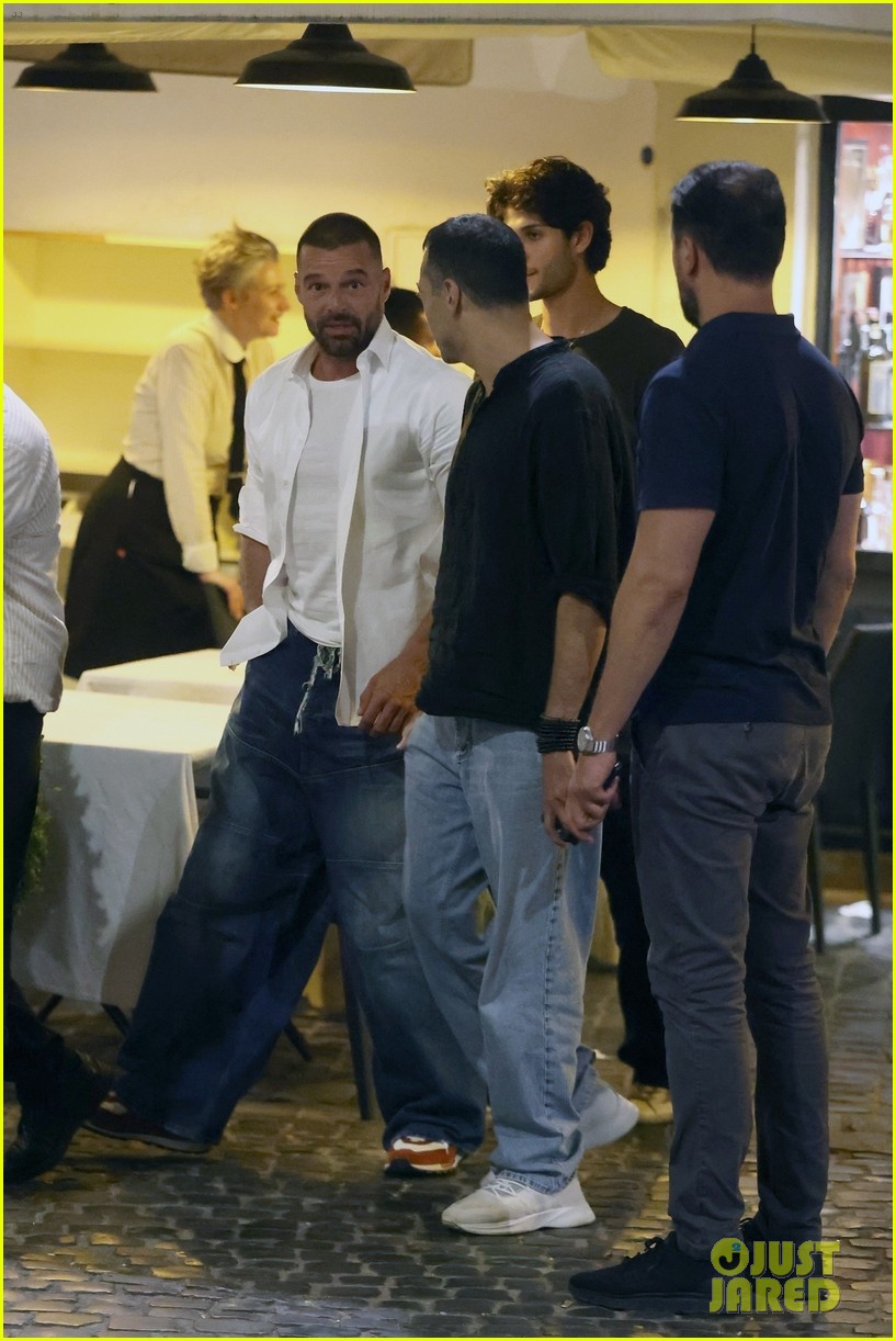 Dakota Johnson & Kate Hudson Run Into Ricky Martin While Having Dinner ...