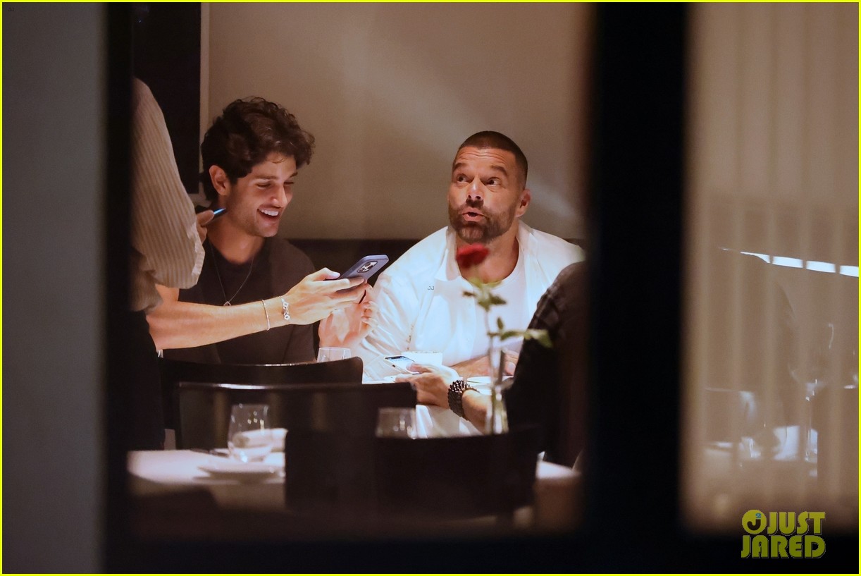 Dakota Johnson & Kate Hudson Run Into Ricky Martin While Having Dinner ...