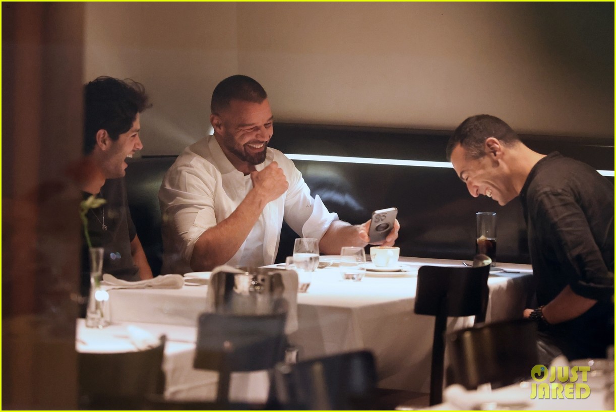 Dakota Johnson & Kate Hudson Run Into Ricky Martin While Having Dinner ...