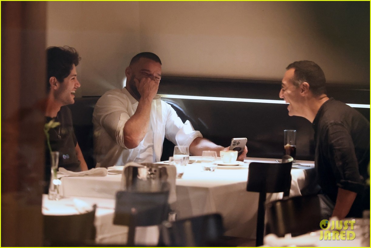 Dakota Johnson & Kate Hudson Run Into Ricky Martin While Having Dinner ...