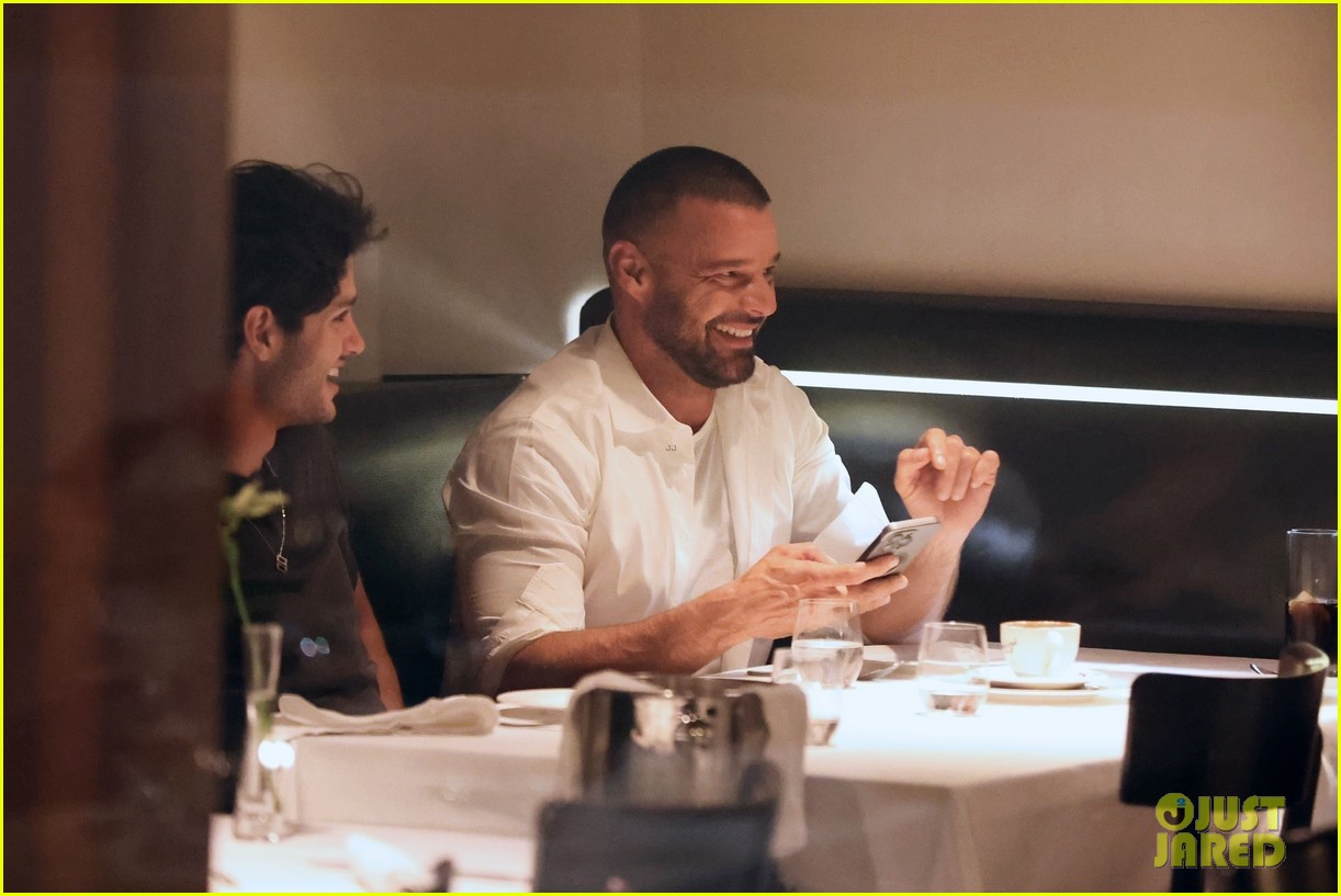 Dakota Johnson & Kate Hudson Run Into Ricky Martin While Having Dinner ...