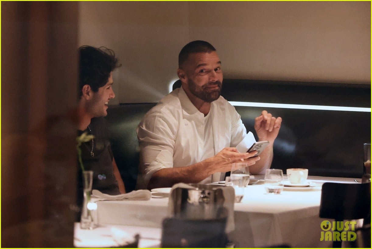 Dakota Johnson & Kate Hudson Run Into Ricky Martin While Having Dinner ...