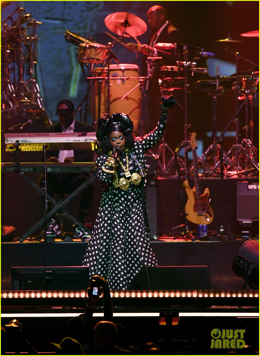 Lauryn Hill Performs for NearlyEmpty Stadium After Beginning Essence