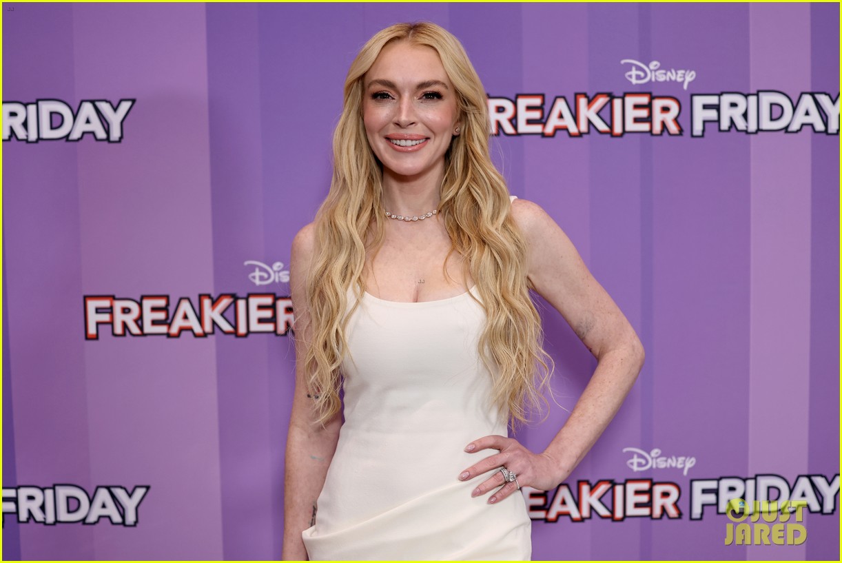 Lindsay Lohan Makes Rare Appearance with Mom Dina, Her 3 Siblings(01)