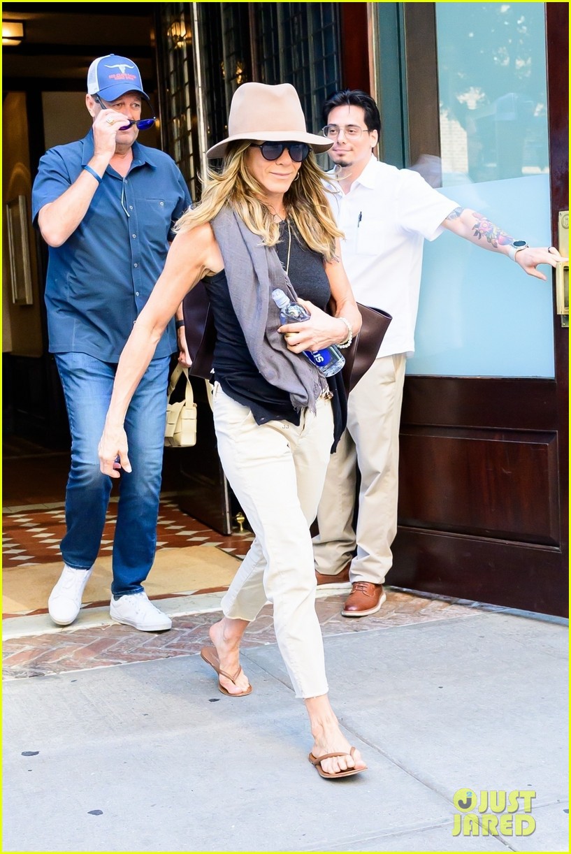 Jennifer Aniston & New Boyfriend Jim Curtis Spotted Checking Out of New