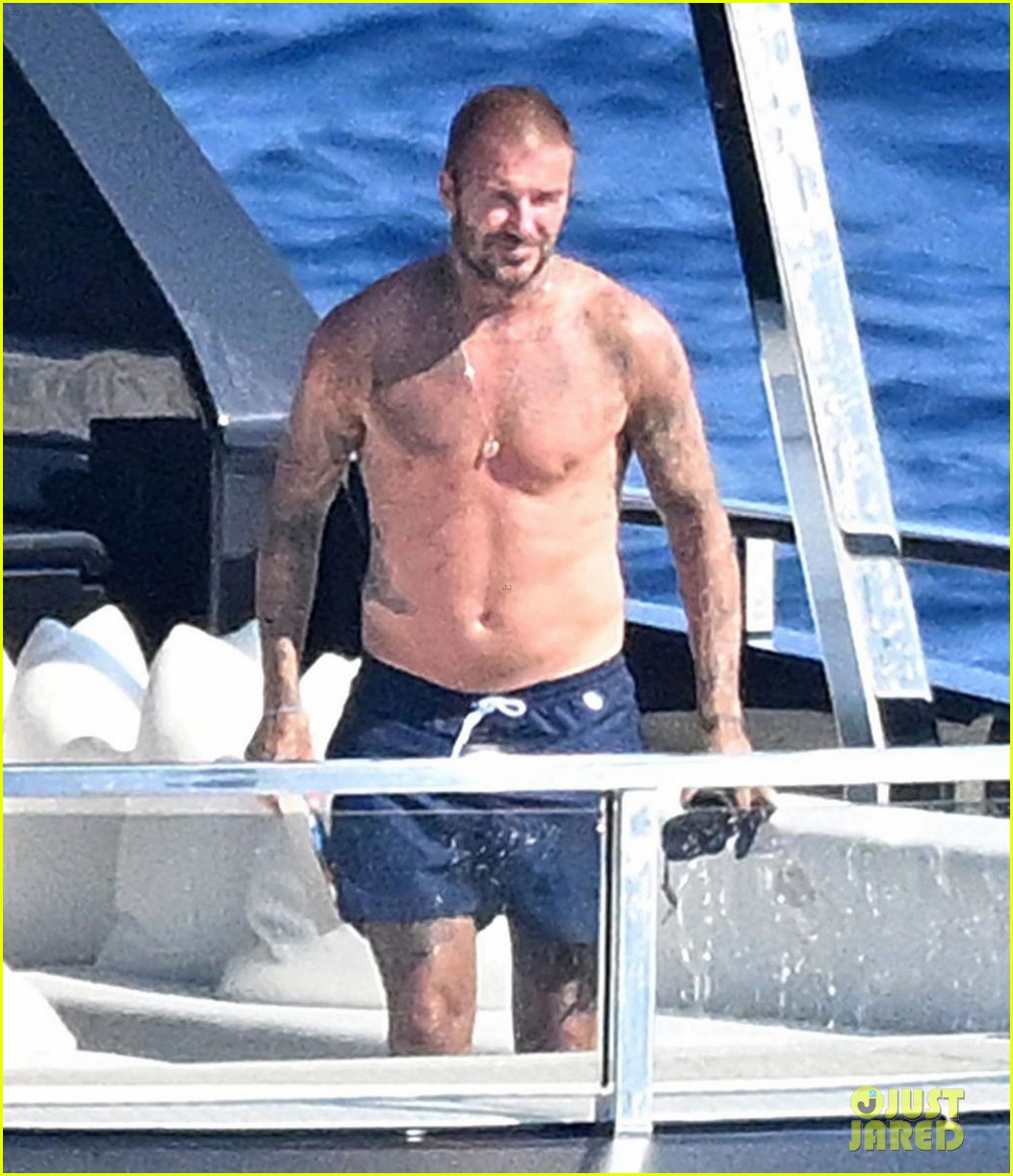 David Beckham Goes Shirtless Aboard Yacht Off Amalfi Coast with Wife(00)
