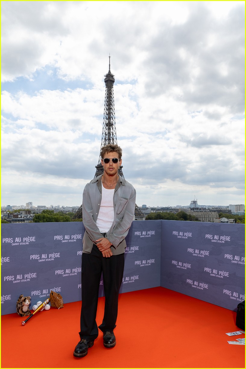 Austin Butler & Zoe Kravitz 'Caught' Smiling Wide During Super Cute(02)