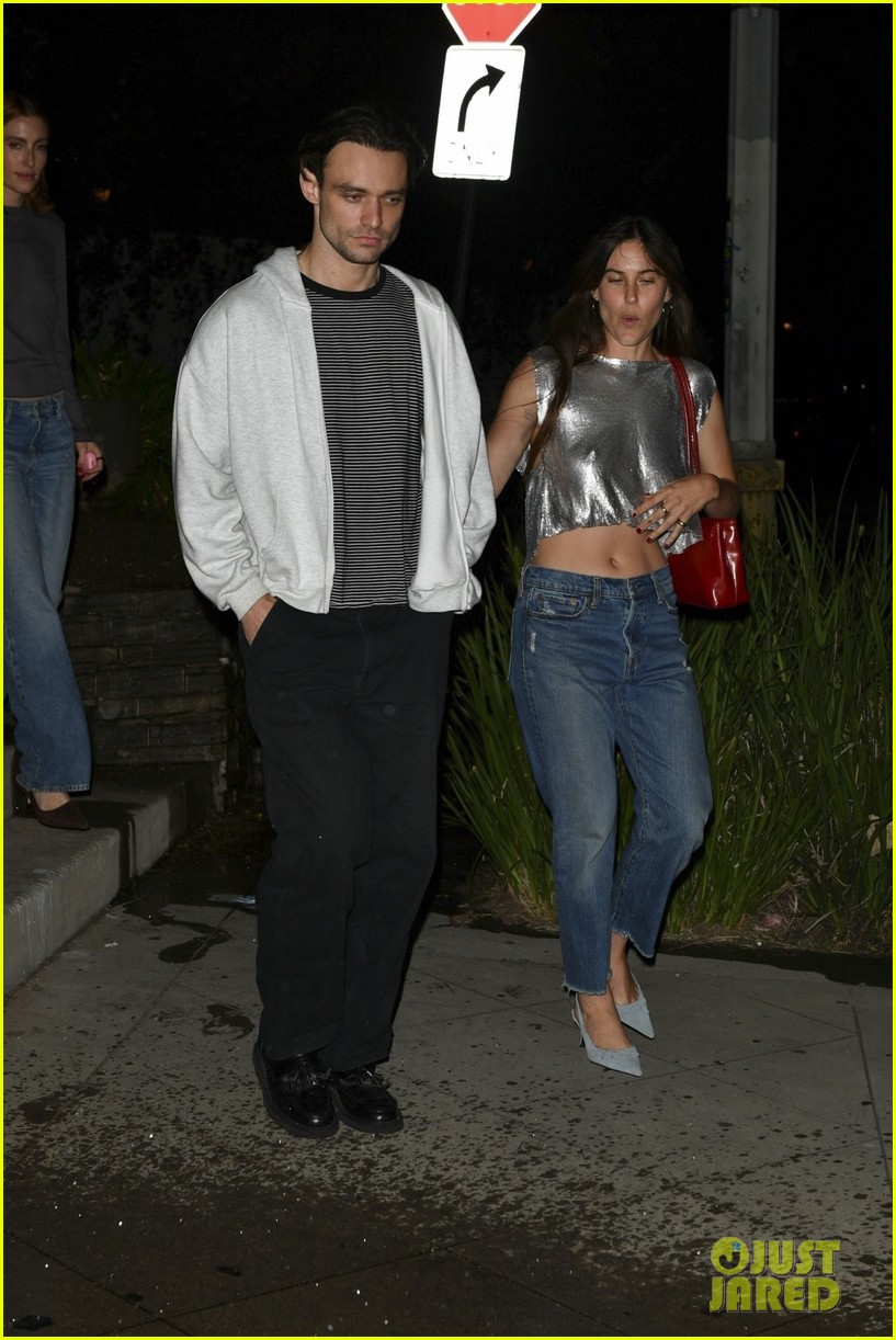 Thomas Doherty Spotted Walking ArminArm with Demi Moore's Daughter(02)