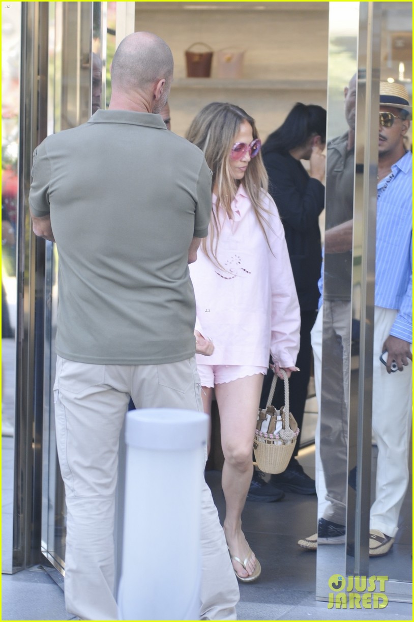 Jennifer Lopez Spotted Shopping in Istanbul Amid Reports She Was Denied