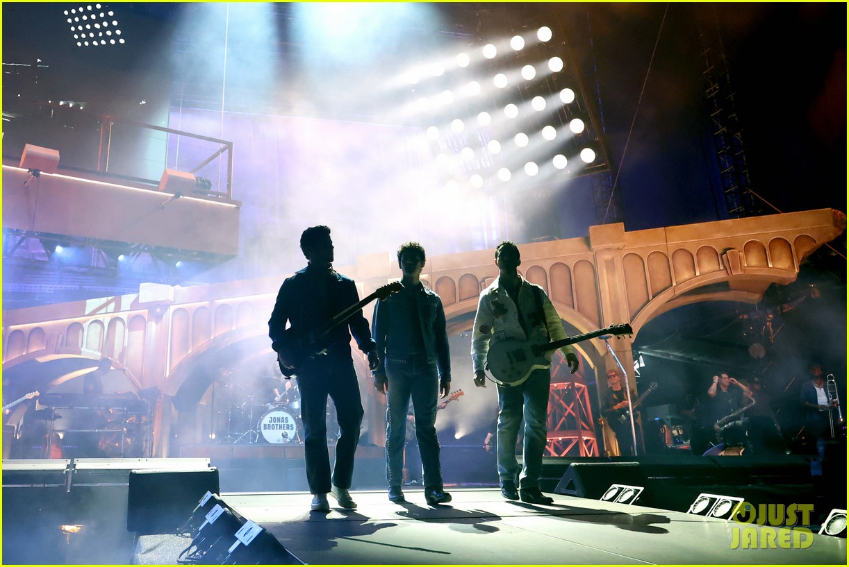 Jonas Brothers' 'JONAS20: Greetings From Your Hometown Tour' 2025 ...