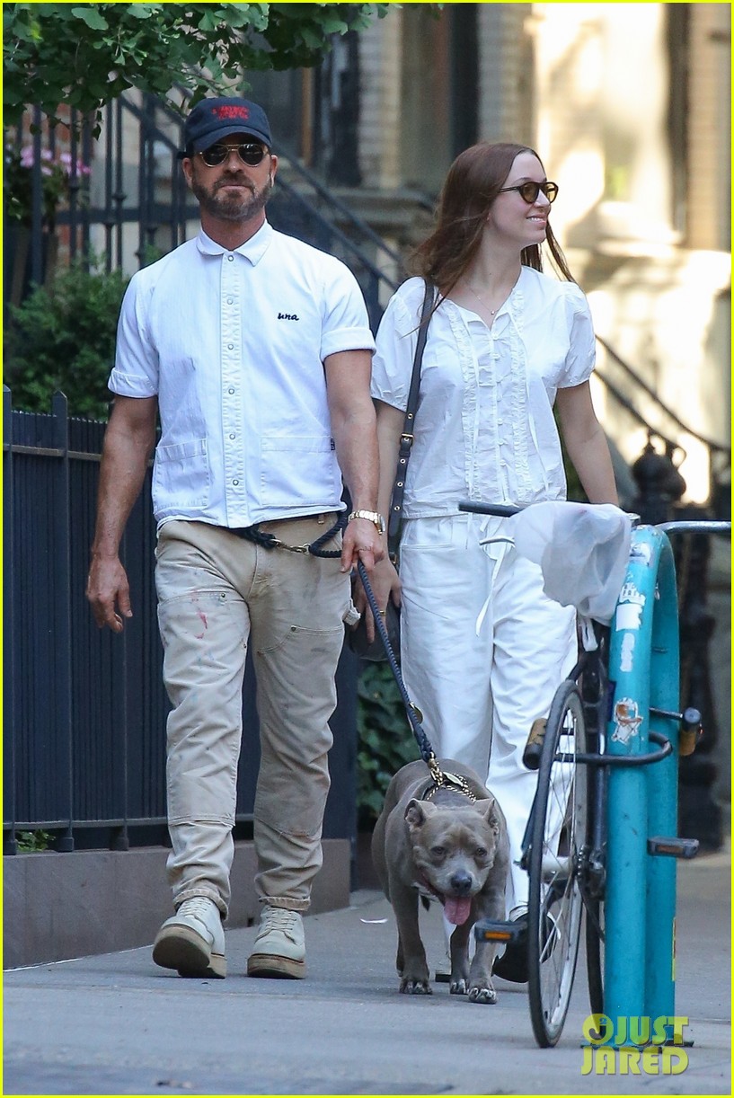 Justin Theroux & Wife Nicole Brydon Bloom Spotted On Rare Outing With(01)