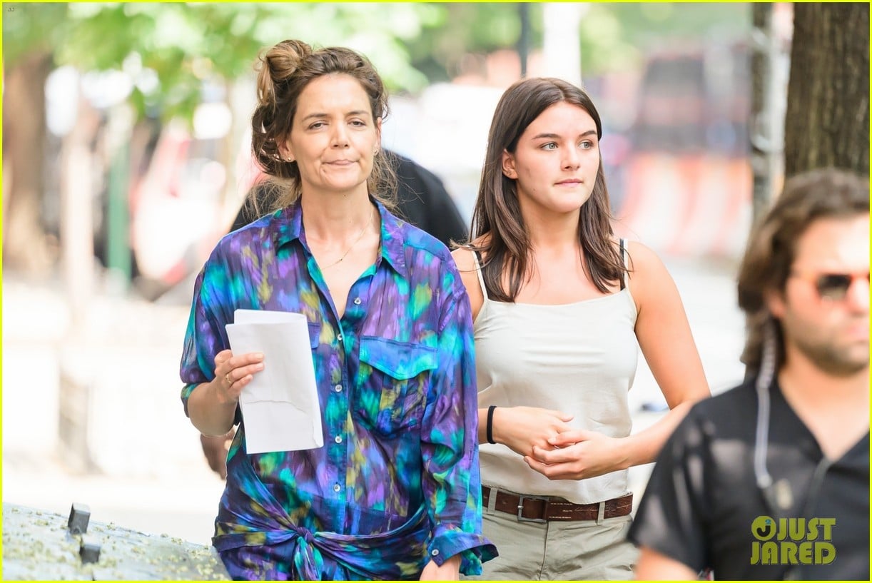 Katie Holmes Gets Visit from Daughter Suri Cruise, 19, on Movie Set(01)