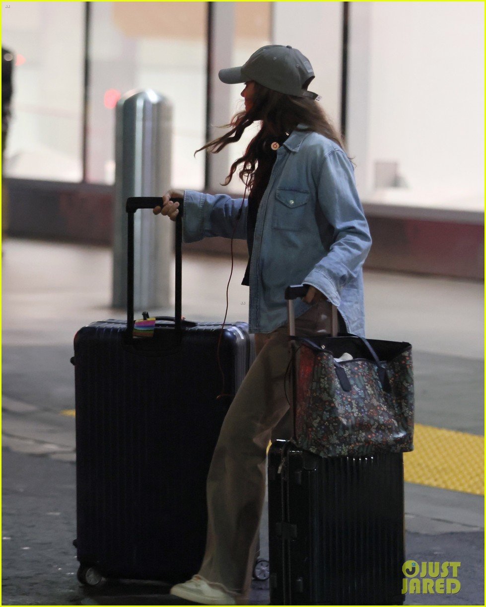 Rachel McAdams & Longtime Partner Jamie Linden Arrive at LAX Airport as