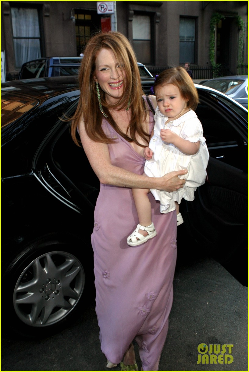 Julianne Moore Shares Wedding Pictures on 22nd Anniversary, Questions(02)