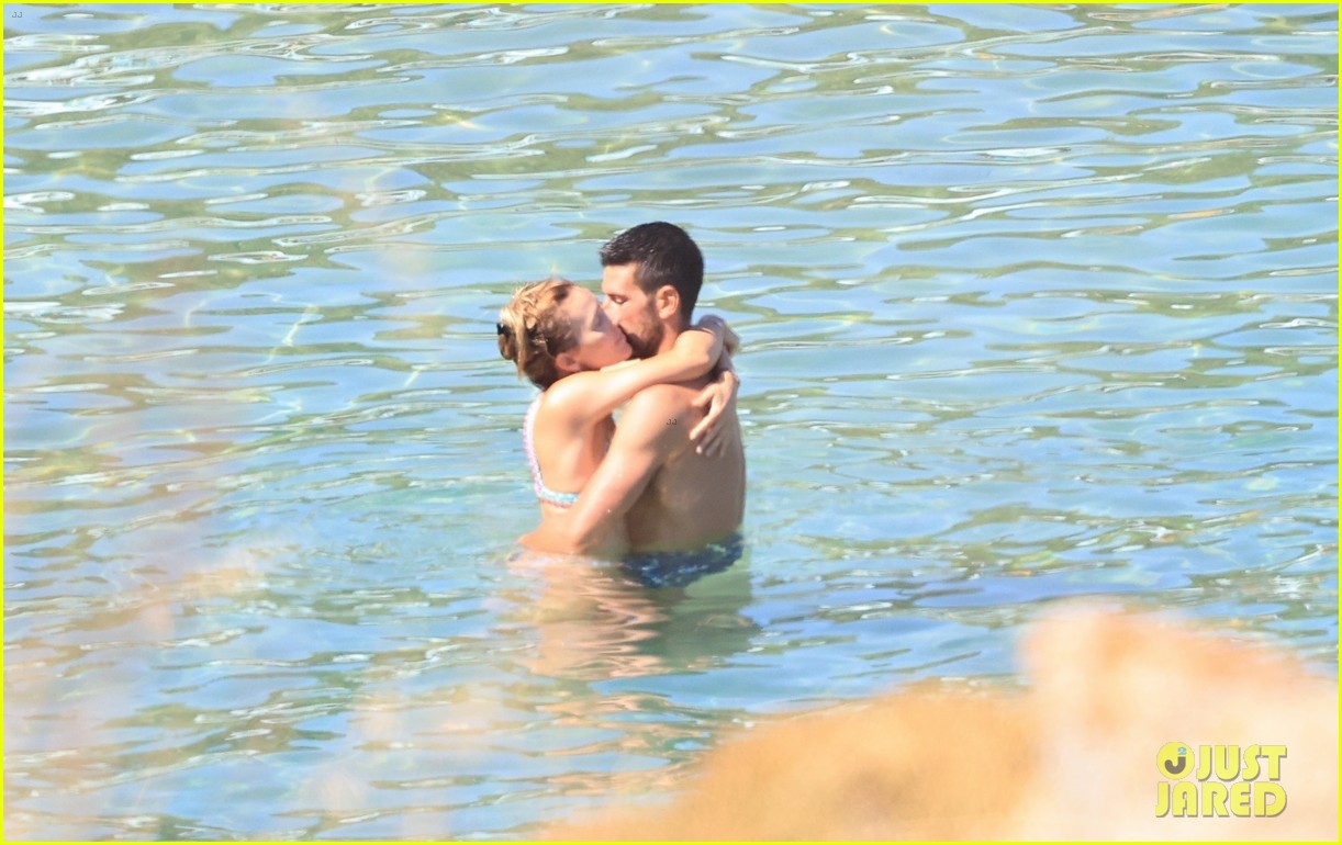 Novak Djokovic & Wife Jelena Pack on the PDA During Beach Day in Mykonos!:  Photo 5187472 | Bikini, Jelena Djokovic, Novak Djokovic, Shirtless Photos |  Just Jared: Entertainment News