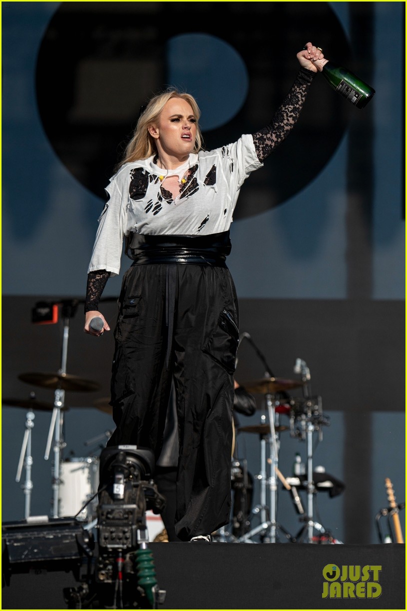 Rebel Wilson Makes Surprise Cameo During The Kooks' Performance at