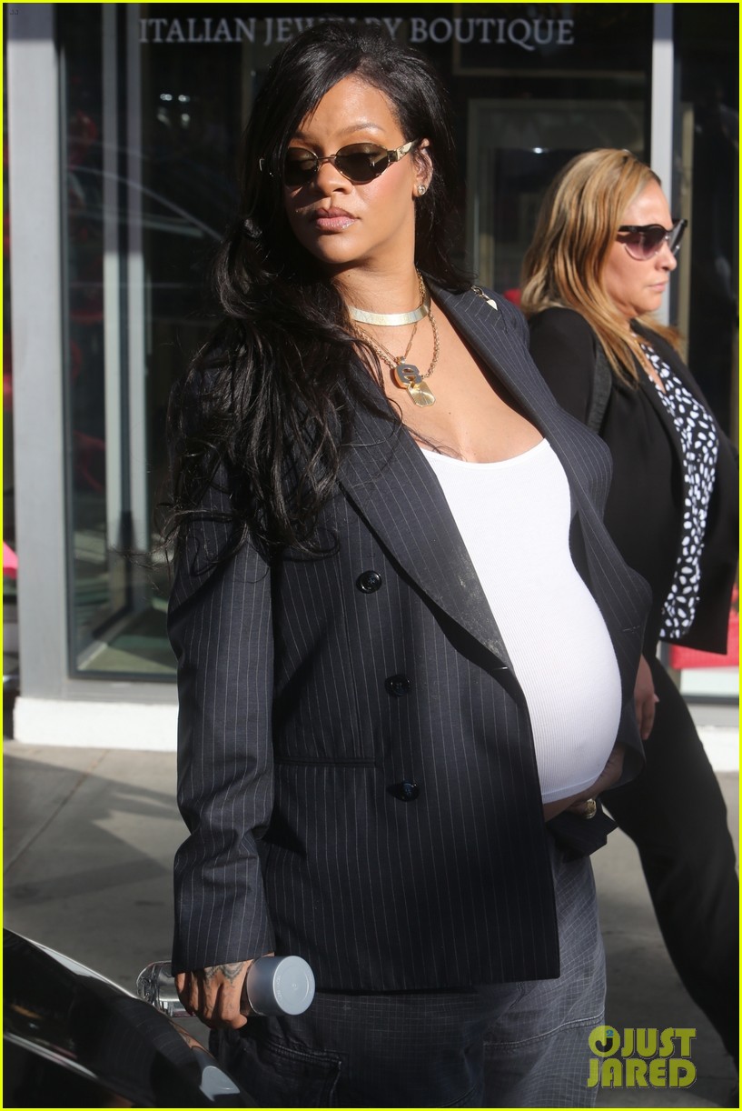 Pregnant Rihanna Bares Growing Baby Bump While Shopping for Baby Clothes: Photo 5188915 | Pregnant Celebrities, Rihanna Photos | Just Jared: Entertainment News