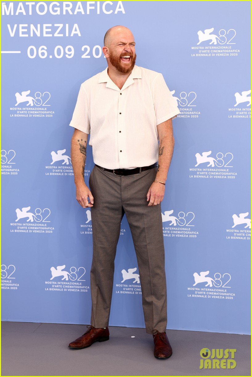 Mesmerizing 'rose Of Nevada' Trailer: Callum Turner And George Mackay Are Unstuck In Time Background for Mobile Mesmerizing 'rose Of Nevada' Trailer: Callum Turner And George Mackay Are Unstuck In Time Background for Mobile