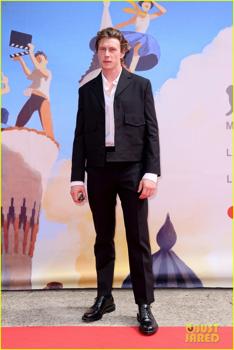 Vivid 'rose Of Nevada' Trailer: Callum Turner And George Mackay Are Unstuck In Time Photo for Your Screen Vivid 'rose Of Nevada' Trailer: Callum Turner And George Mackay Are Unstuck In Time Photo for Your Screen