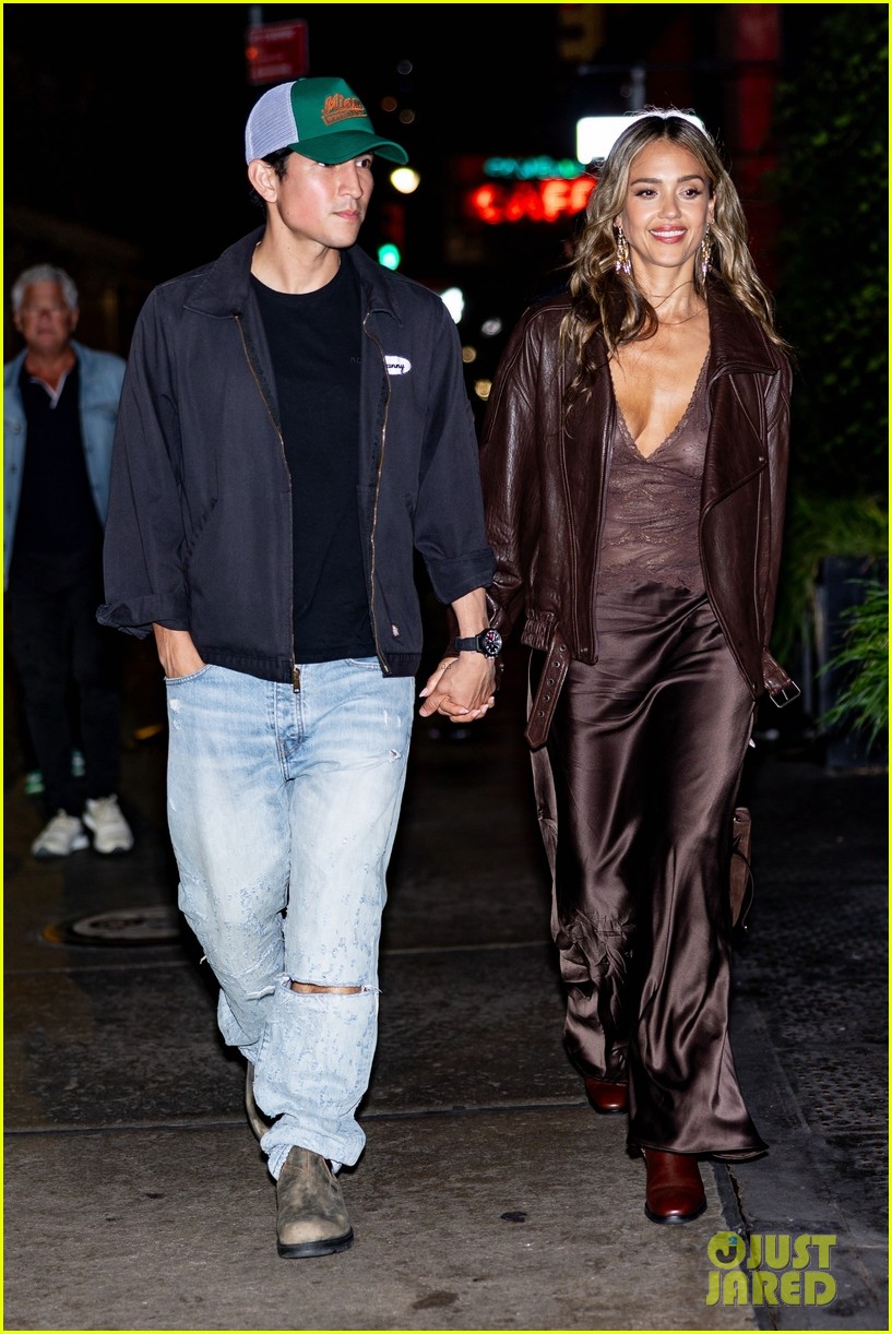 Jessica Alba & Danny Ramirez Hold Hands, Hang with Him's Marlon Wayans(02)