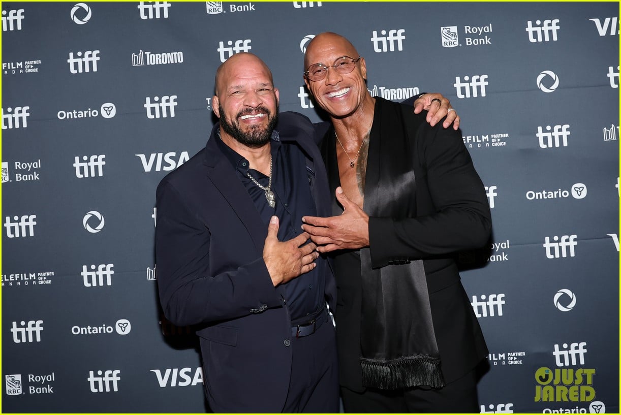 Emily Blunt Bares Skin in Sheer Top at 'Smashing Machine' TIFF Premiere(02)