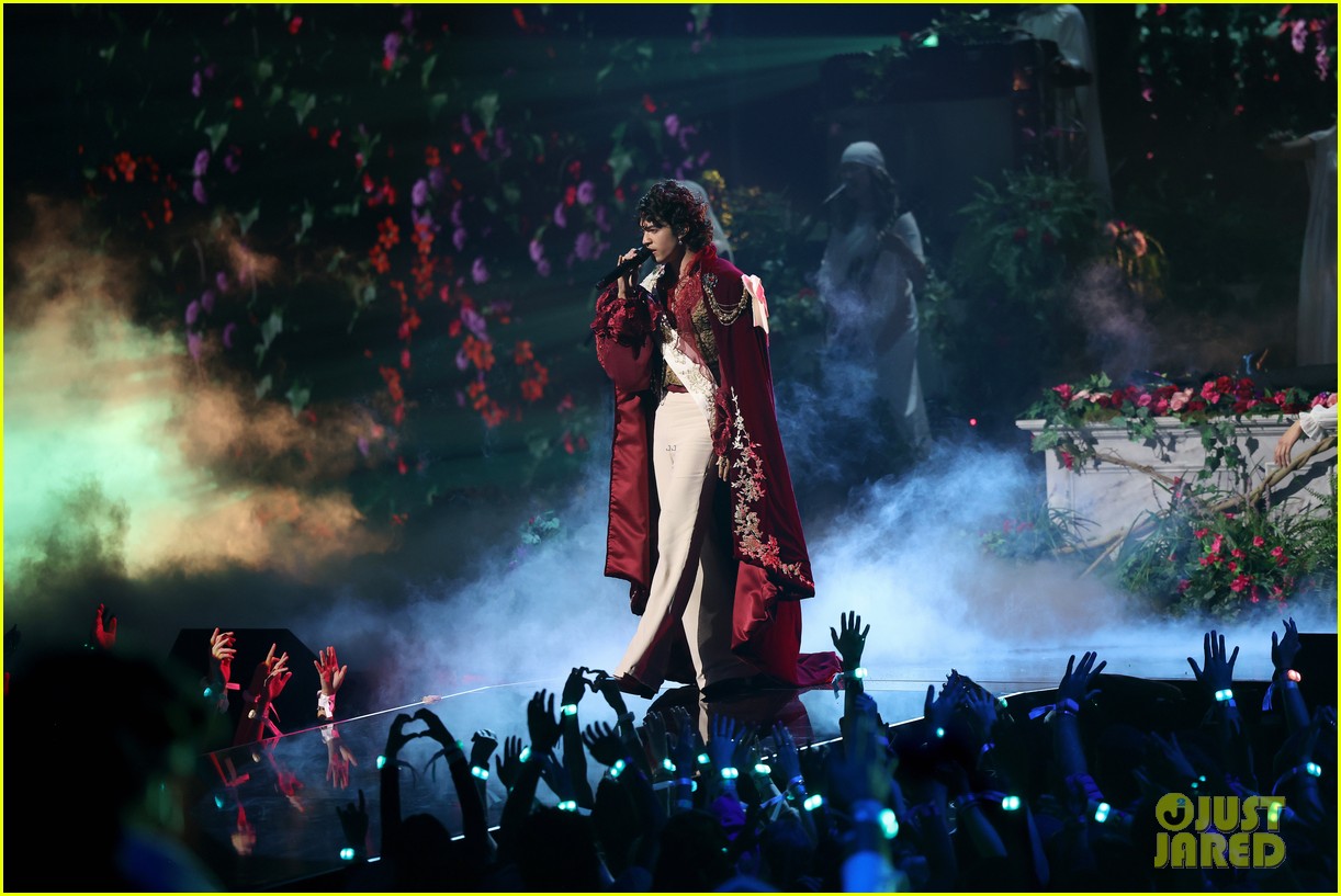 Conan Gray Gives Romeo & Juliet Themed Performance of 'Vodka Cranberry ...