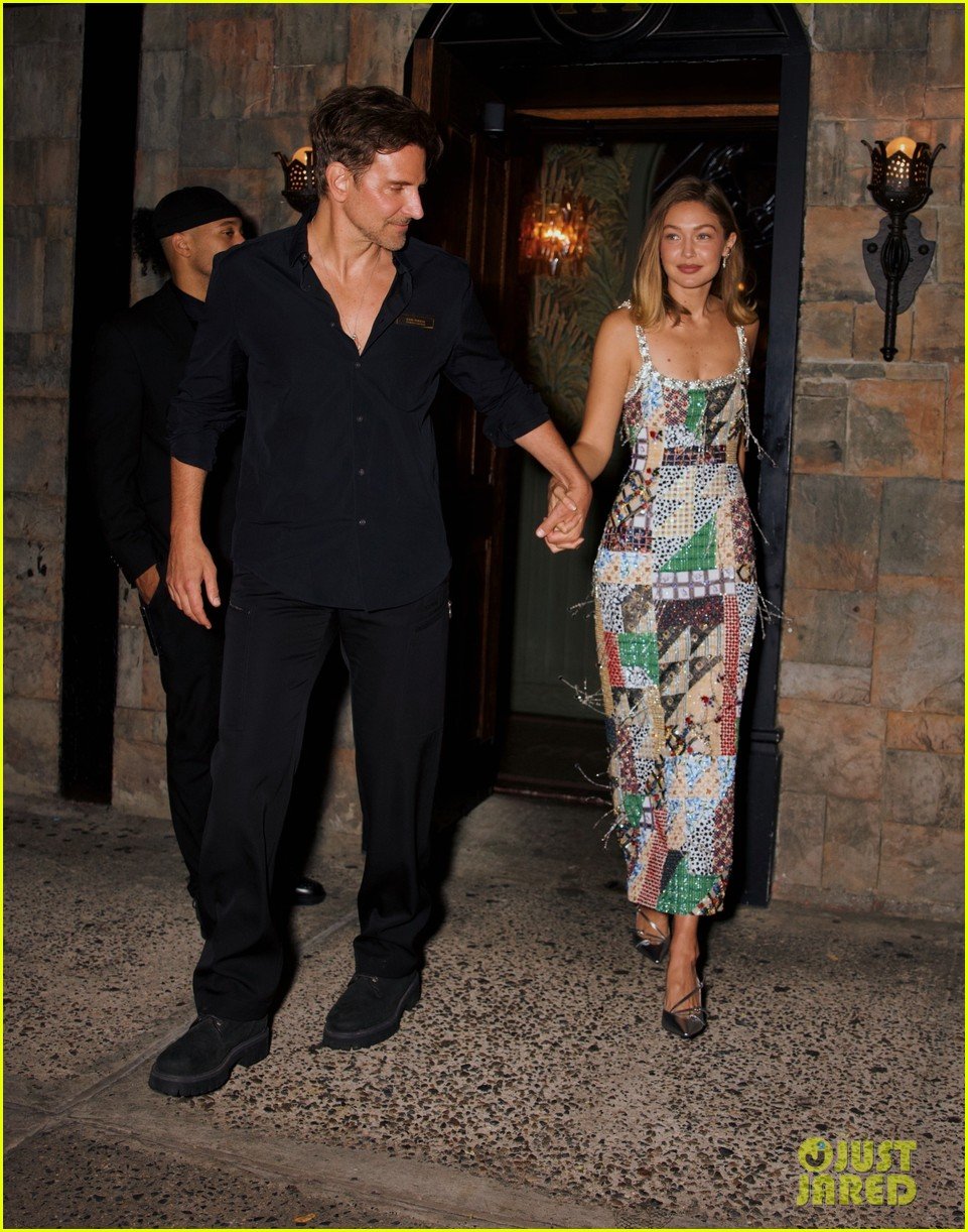 Gigi Hadid & Bradley Cooper Hold Hands as They Celebrate Her New Vogue(00)