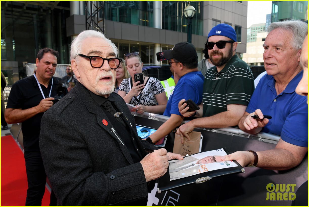 Brian Cox Accidentally Flashes TIFF Audience While Wearing Kilt to His(00)