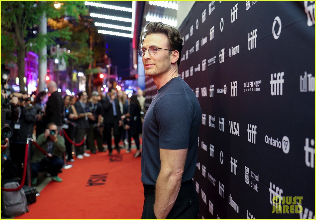 Chris Evans' Extremely Buff Physique Has Marvel Fans Thinking the