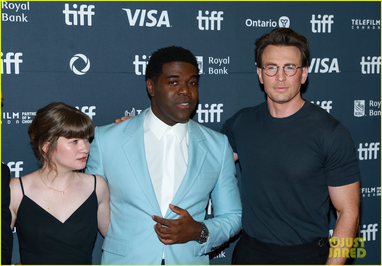 Chris Evans' Extremely Buff Physique Has Marvel Fans Thinking the Same ...