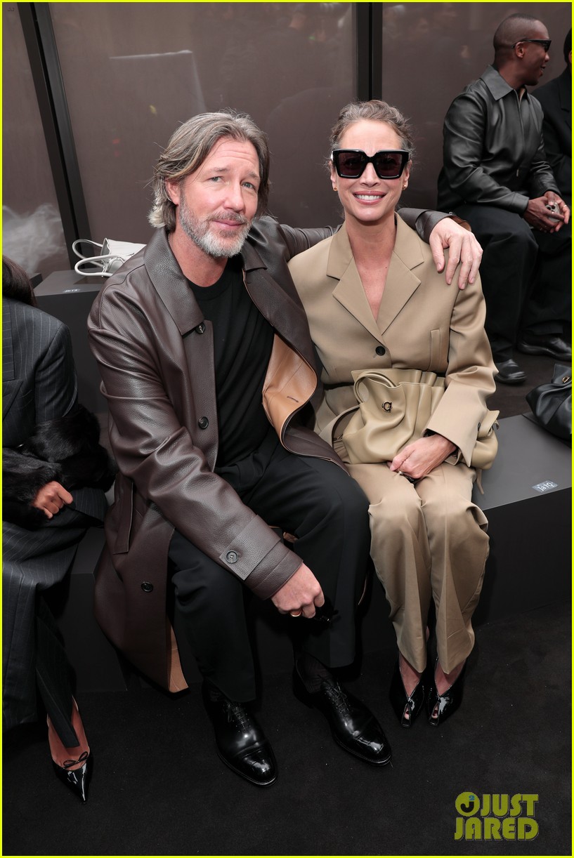 naomi-watts-solange-at-ferragamo-fashion-show-03.JPG