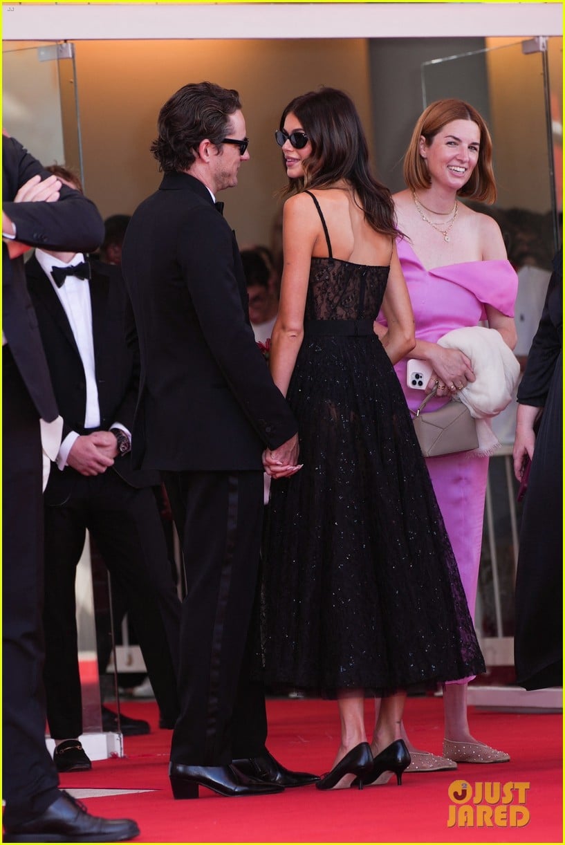 Kaia Gerber & Boyfriend Lewis Pullman Display Cute PDA at 'The