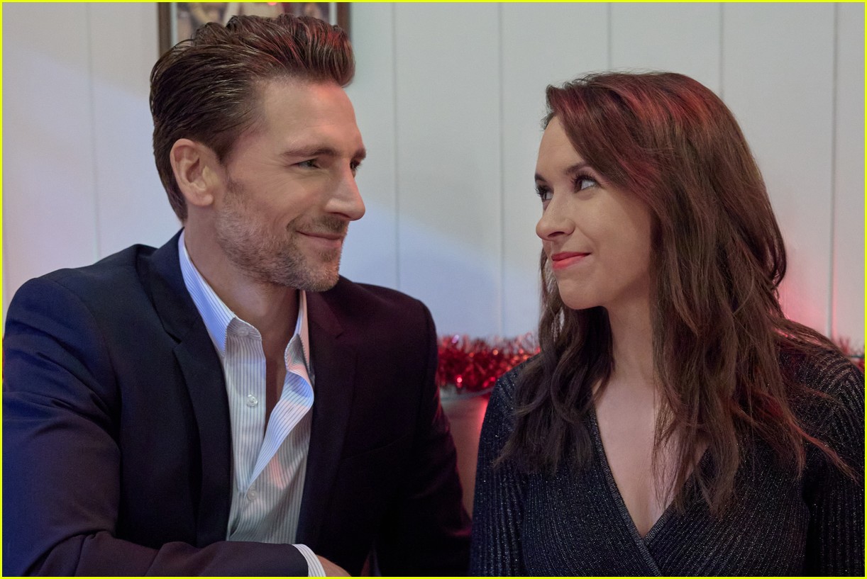 Robert Buckley And Lyndsy Fonseca Bring Football And Romance Together In Hallmark’s A Bears Love Story